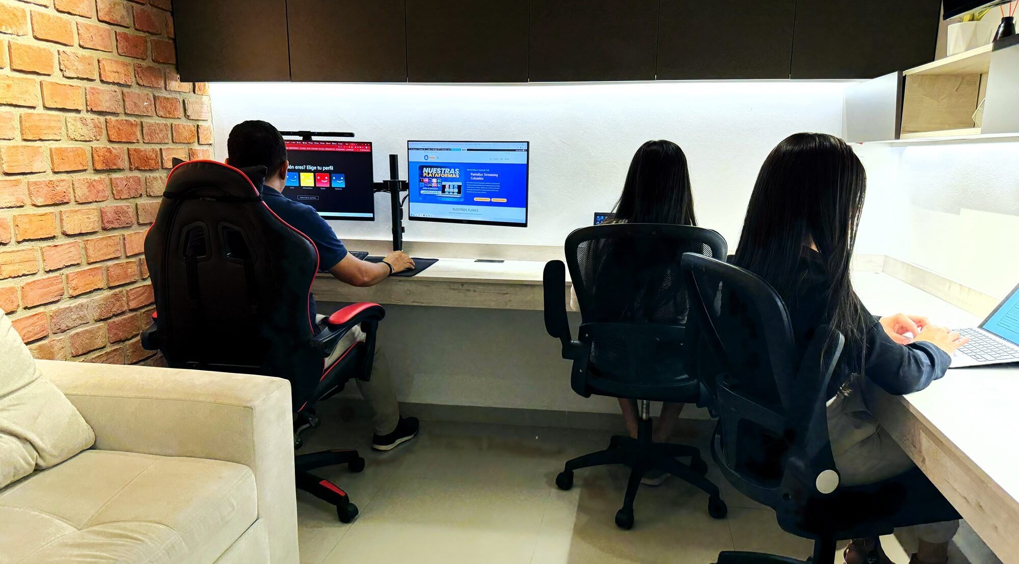 nosotros cuentas full Somos un equipo competente con más de cinco años de experiencia en el campo de las ventas y el soporte técnico para plataformas streaming en Colombia.